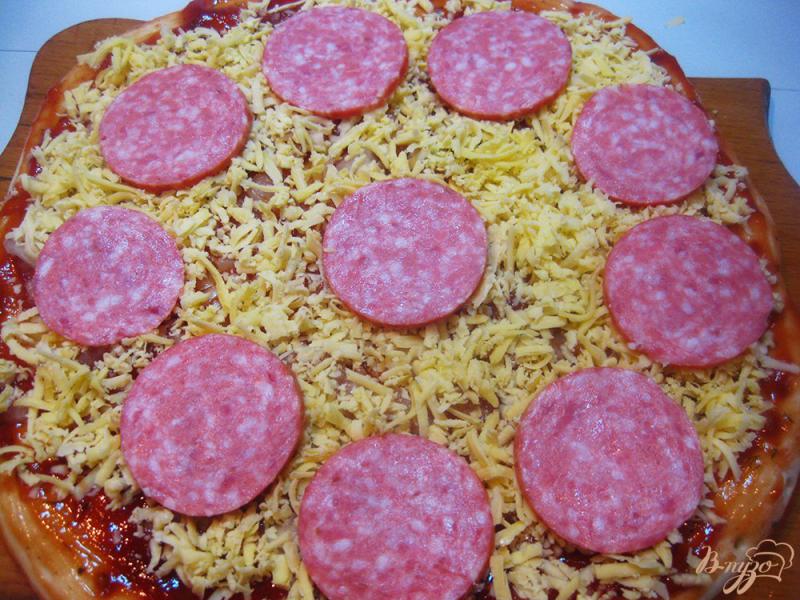 Фото приготовление рецепта: Пицца сырная с колбасками шаг №7