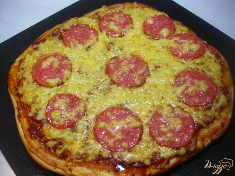 Фото приготовление рецепта: Пицца сырная с колбасками шаг №8