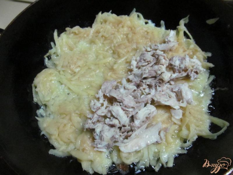 Фото приготовление рецепта: Картофельные блины с курицей шаг №3