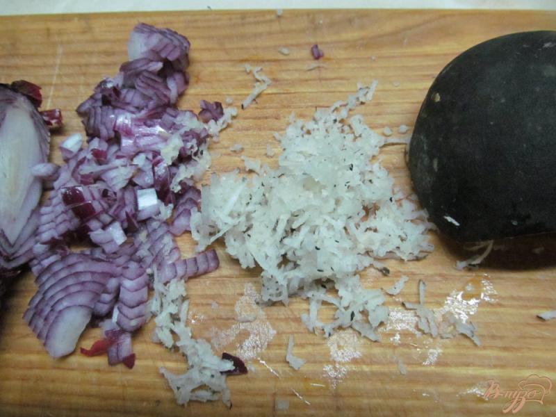 Фото приготовление рецепта: Салат с соусом из редьки шаг №3