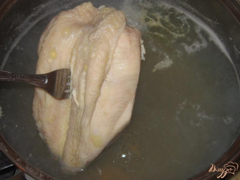 Фото приготовление рецепта: Суп из куриной грудки с кукурузной крупой шаг №4