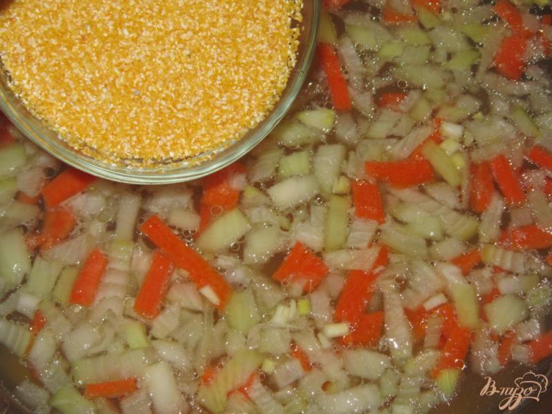 Фото приготовление рецепта: Суп из куриной грудки с кукурузной крупой шаг №7