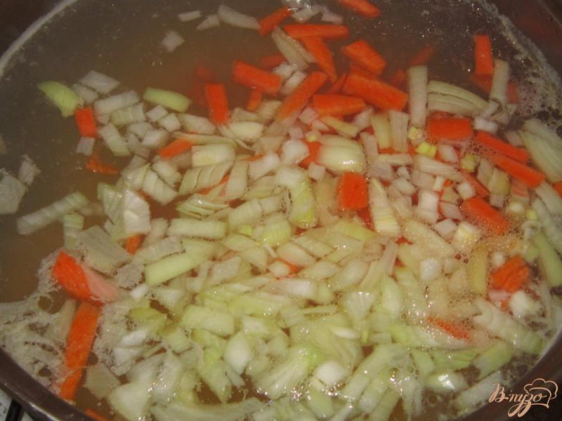 Фото приготовление рецепта: Суп из куриной грудки с кукурузной крупой шаг №6