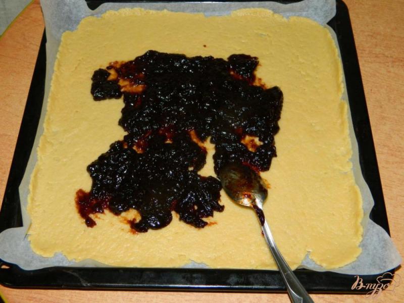 Фото приготовление рецепта: Песочное печенье с джемом шаг №3