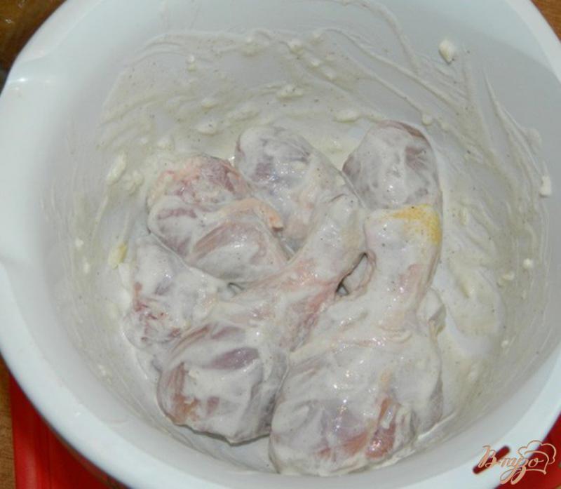 Фото приготовление рецепта: Куриные ножки со сметаной и сыром шаг №3