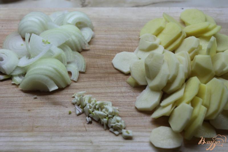 Фото приготовление рецепта: Запеченный картофель со свининой и брокколи шаг №1