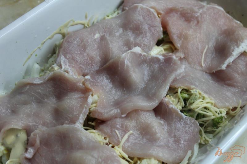 Фото приготовление рецепта: Запеченный картофель со свининой и брокколи шаг №6
