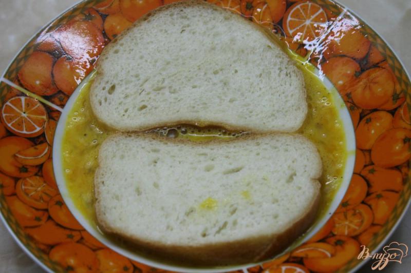 Фото приготовление рецепта: Гренки с тостерным сыром и помидорами шаг №4