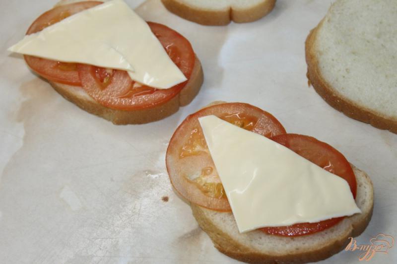 Фото приготовление рецепта: Гренки с тостерным сыром и помидорами шаг №3