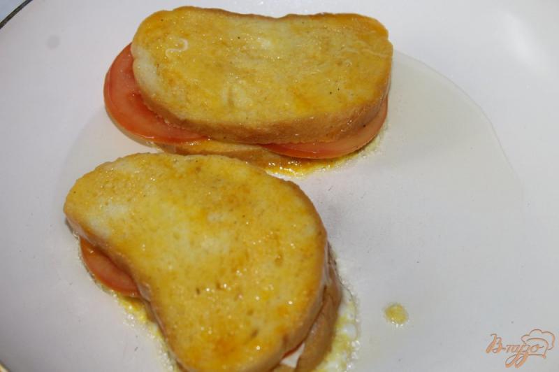 Фото приготовление рецепта: Гренки с тостерным сыром и помидорами шаг №5