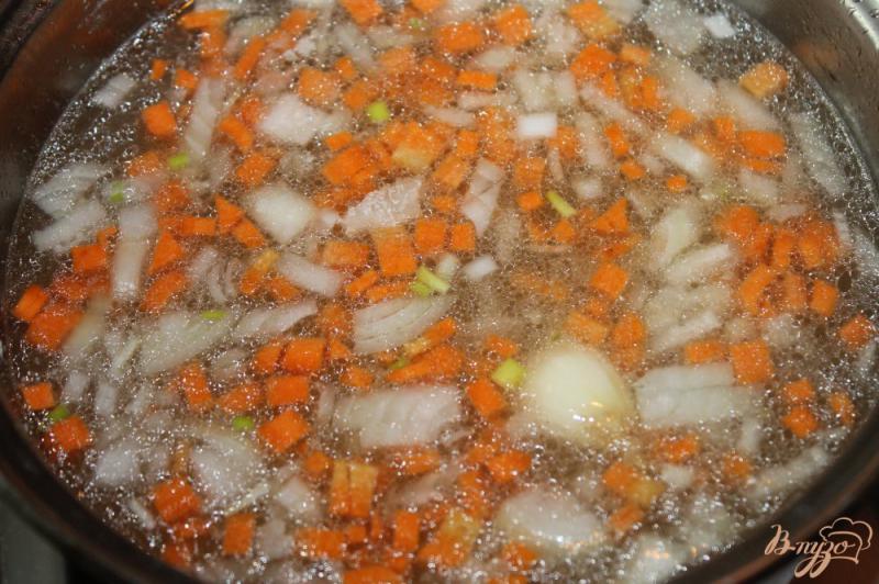 Фото приготовление рецепта: Рыбный суп с потрохов лосося шаг №4