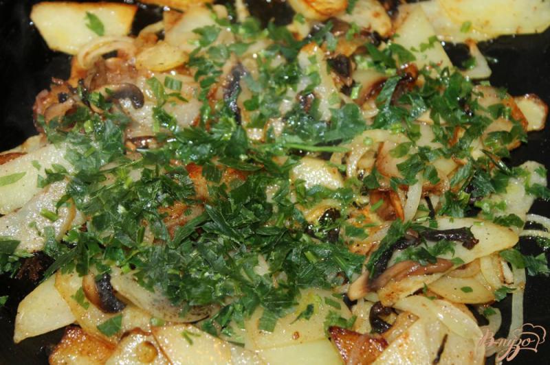 Фото приготовление рецепта: Картофель с шампиньонами и паприкой шаг №4