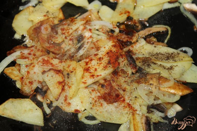 Фото приготовление рецепта: Картофель с шампиньонами и паприкой шаг №3