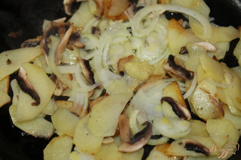Фото приготовление рецепта: Картофель с шампиньонами и паприкой шаг №2