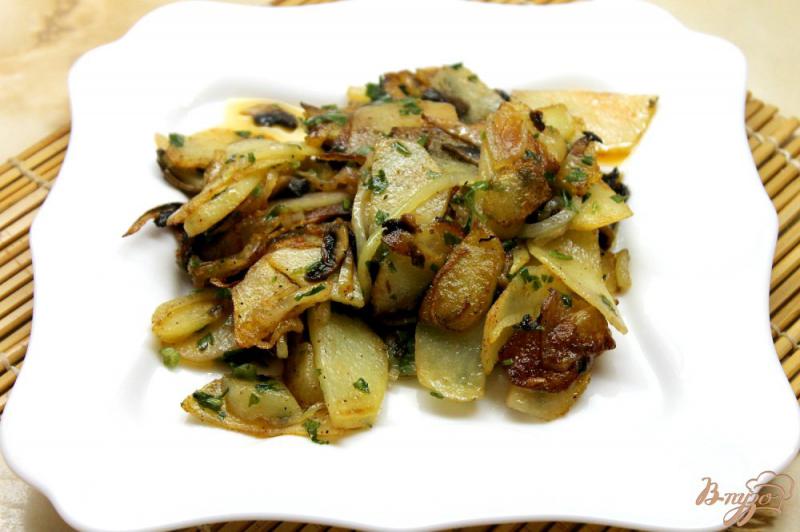 Фото приготовление рецепта: Картофель с шампиньонами и паприкой шаг №5