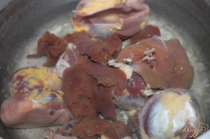 Фото приготовление рецепта: Салат с куриными потрохами шаг №1