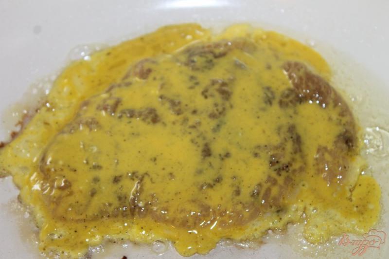 Фото приготовление рецепта: Куриное филе в яичном кляре с пармезаном шаг №5