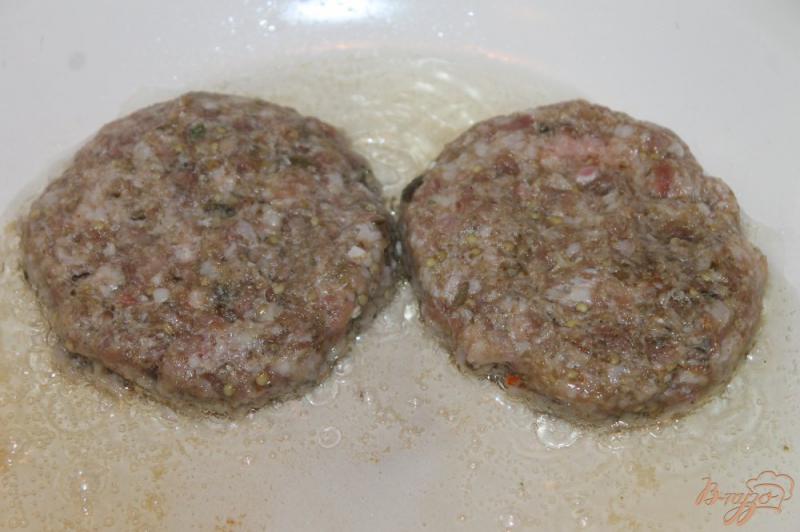 Фото приготовление рецепта: Бургер с горчичным соусом и картошкой фри шаг №4