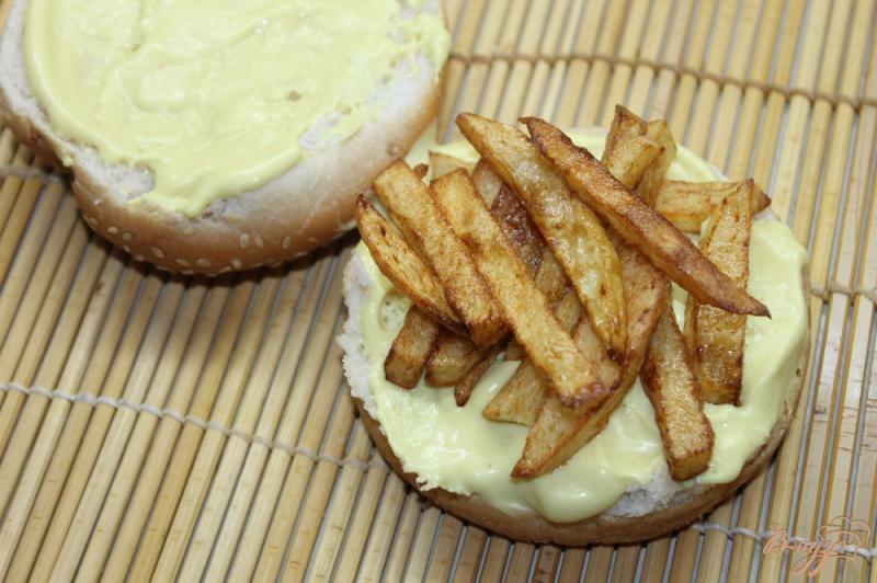 Фото приготовление рецепта: Бургер с горчичным соусом и картошкой фри шаг №6