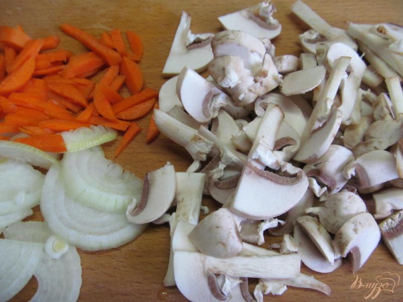 Фото приготовление рецепта: Грибной салат с сыром и морковью шаг №2