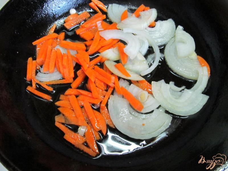 Фото приготовление рецепта: Грибной салат с сыром и морковью шаг №4