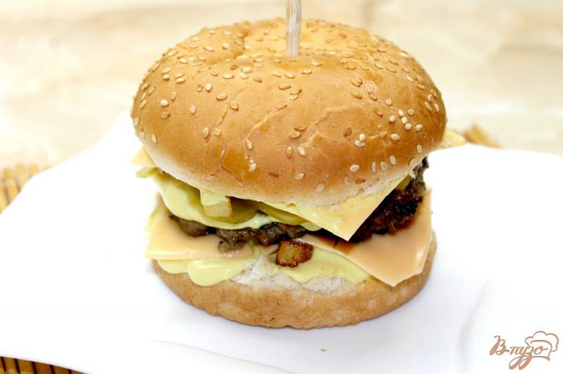 Фото приготовление рецепта: Бургер с горчичным соусом и картошкой фри шаг №8