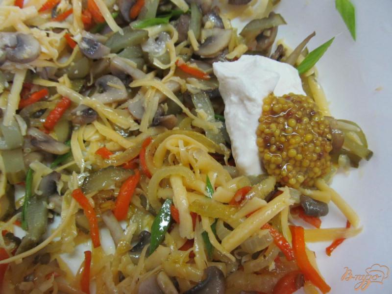 Фото приготовление рецепта: Грибной салат с сыром и морковью шаг №8