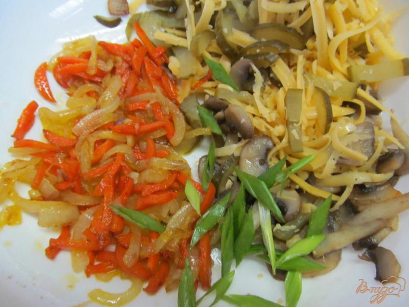 Фото приготовление рецепта: Грибной салат с сыром и морковью шаг №7