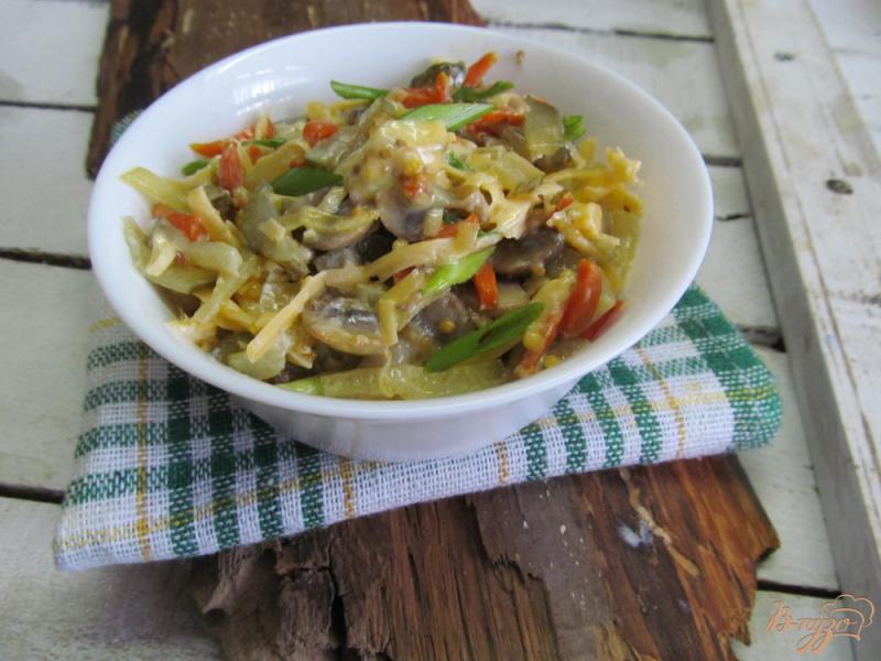 Фото приготовление рецепта: Грибной салат с сыром и морковью шаг №9
