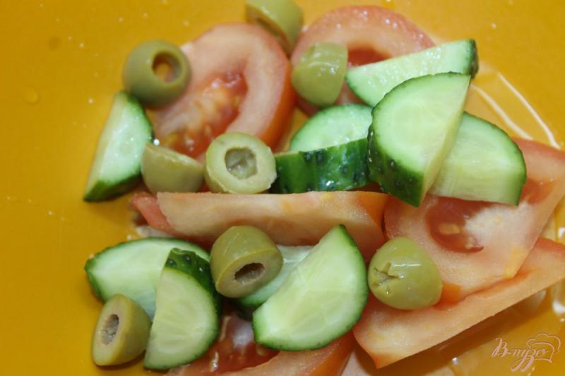 Фото приготовление рецепта: Овощной салат с оливками и вяленым мясом шаг №3