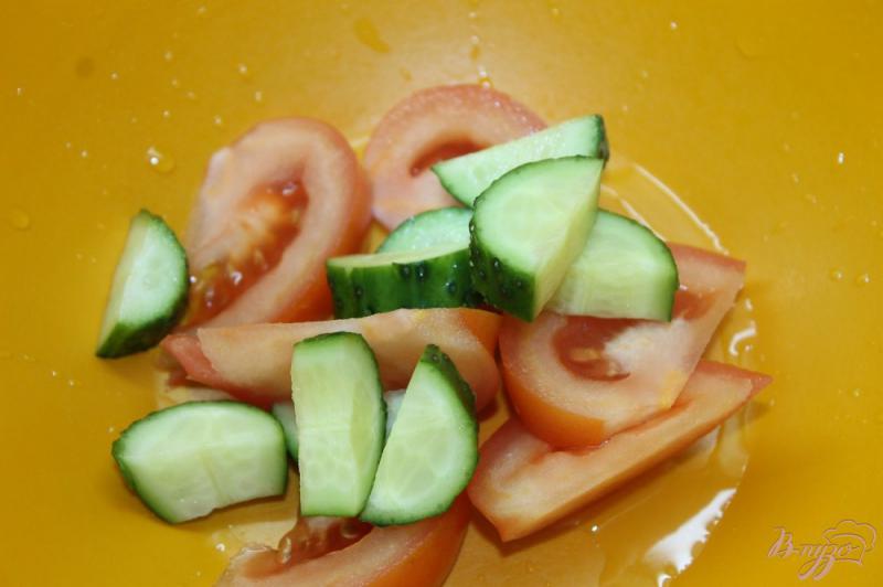 Фото приготовление рецепта: Овощной салат с оливками и вяленым мясом шаг №2