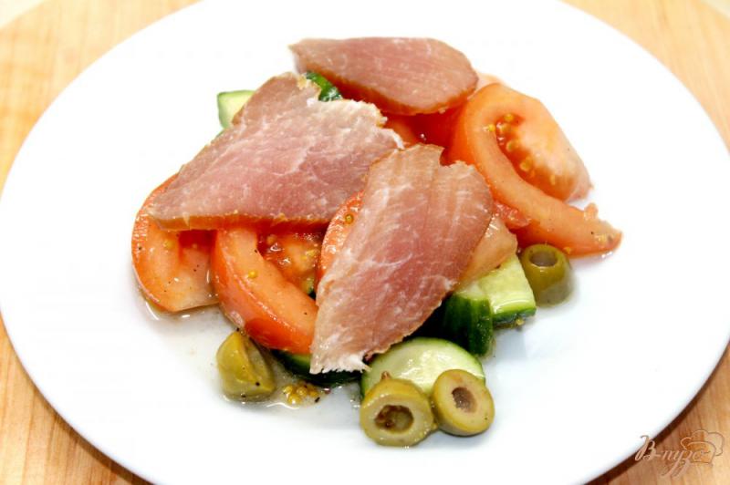 Фото приготовление рецепта: Овощной салат с оливками и вяленым мясом шаг №6