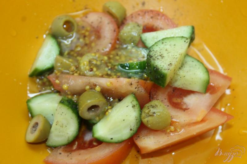 Фото приготовление рецепта: Овощной салат с оливками и вяленым мясом шаг №5