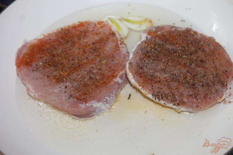 Фото приготовление рецепта: Свиной стейк с чесночным соусом шаг №2