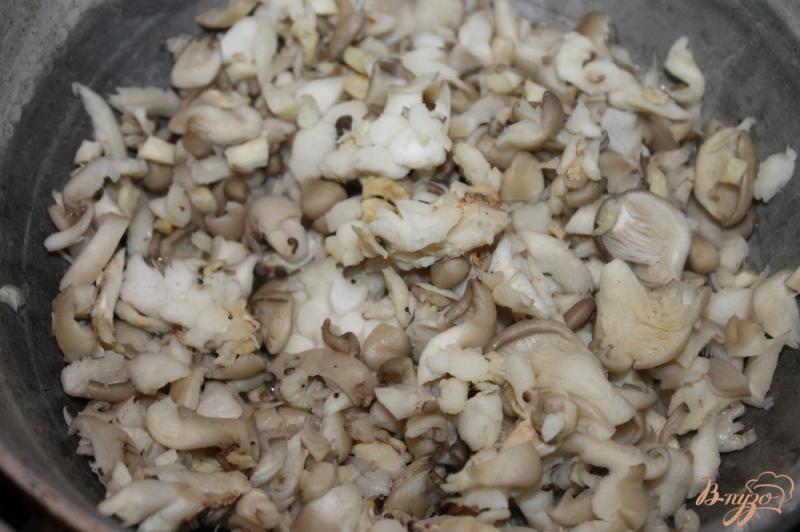 Фото приготовление рецепта: Рис с вешенками и соевым соусом шаг №2