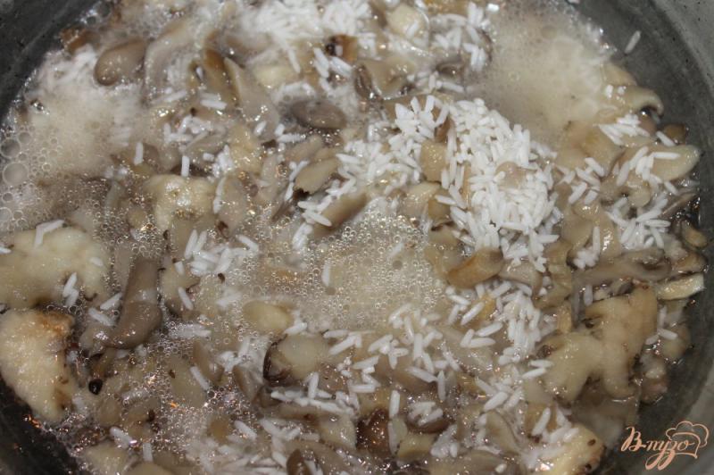 Фото приготовление рецепта: Рис с вешенками и соевым соусом шаг №3