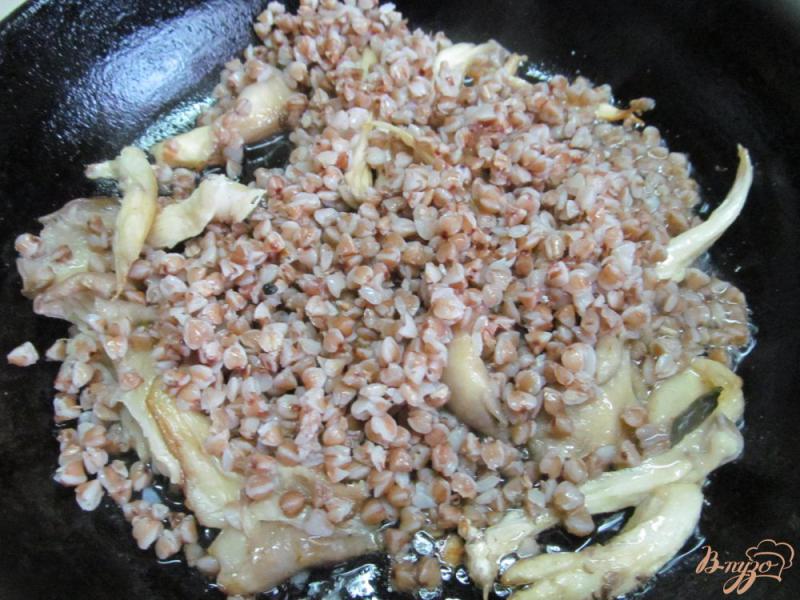 Фото приготовление рецепта: Омлет с гречкой и грибами шаг №2