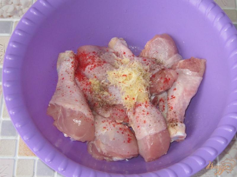 Фото приготовление рецепта: Куриные голени в слоеном тесте шаг №2
