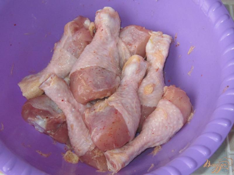 Фото приготовление рецепта: Куриные голени в слоеном тесте шаг №3