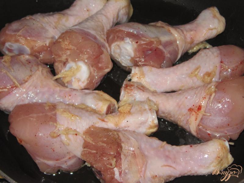 Фото приготовление рецепта: Куриные голени в слоеном тесте шаг №4