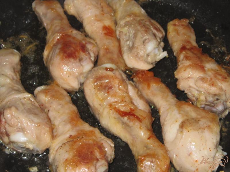 Фото приготовление рецепта: Куриные голени в слоеном тесте шаг №5