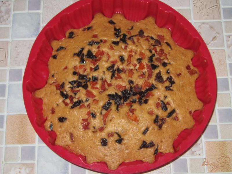 Фото приготовление рецепта: Пирог с черносливом и курагой шаг №9