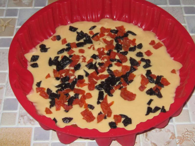 Фото приготовление рецепта: Пирог с черносливом и курагой шаг №8