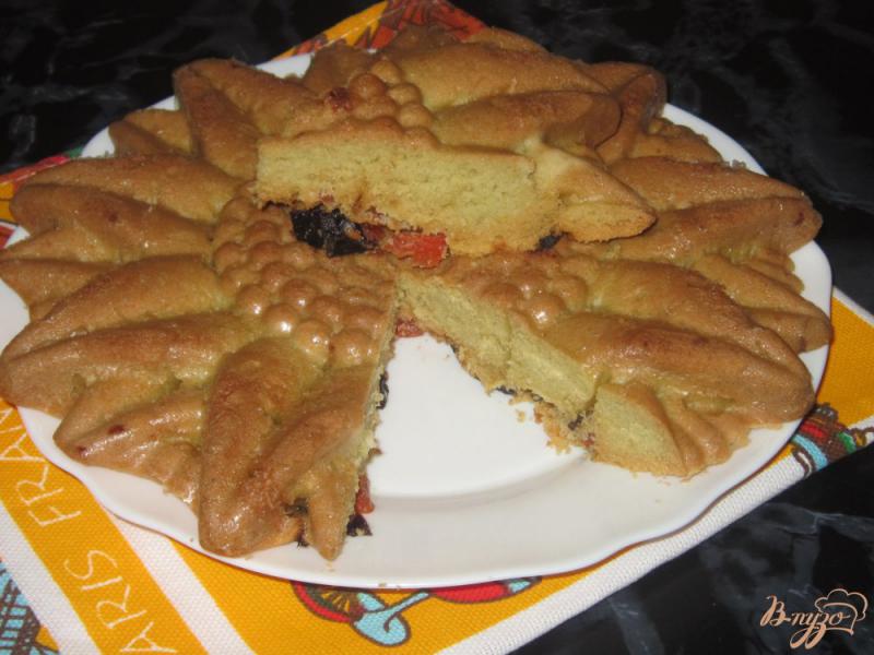 Фото приготовление рецепта: Пирог с черносливом и курагой шаг №10