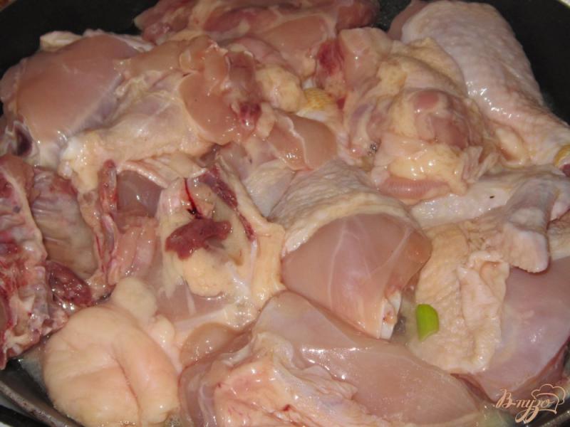 Фото приготовление рецепта: Курица тушенная в сметано-горчичном соусе шаг №3