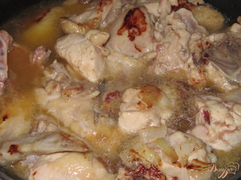 Фото приготовление рецепта: Курица тушенная в сметано-горчичном соусе шаг №5
