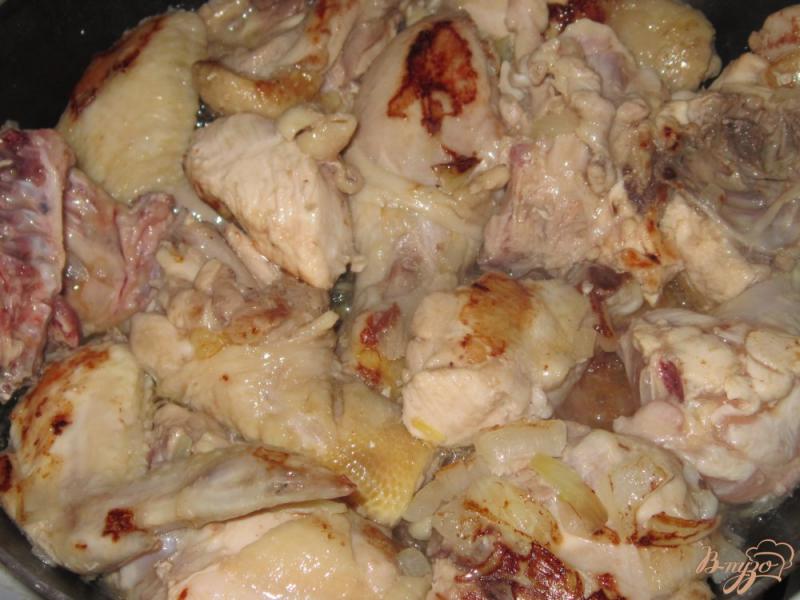 Фото приготовление рецепта: Курица тушенная в сметано-горчичном соусе шаг №4
