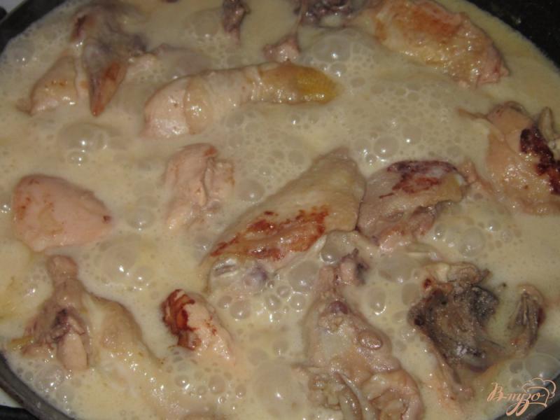 Фото приготовление рецепта: Курица тушенная в сметано-горчичном соусе шаг №8