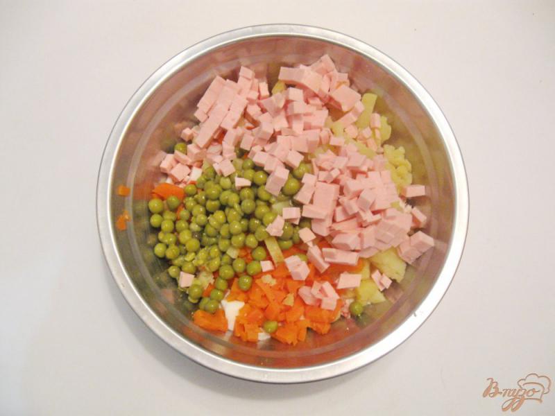 Фото приготовление рецепта: Салат с крабовыми палочками и колбасой шаг №3