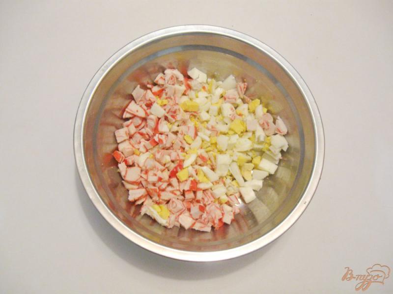 Фото приготовление рецепта: Салат с крабовыми палочками и колбасой шаг №1